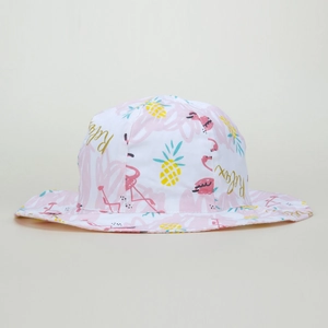 Dettaglio cappello da sole in tela bianca con fenicotteri rosa, ananas e scritta Relax