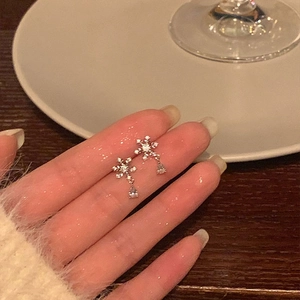 Elegant silver snowflake stud earrings with sparkling zircon teardrop dangle for women