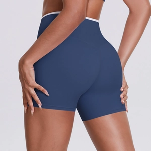Détail du short de yoga taille haute avec bordure blanche contrastée et effet sculptant