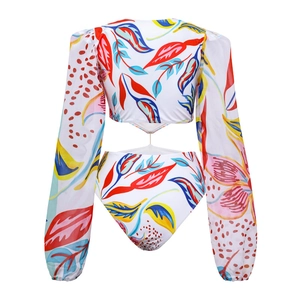 Détail du haut de bikini à manches longues et bas taille haute avec imprimé floral tropical