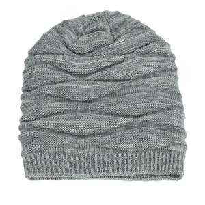 Bonnet d'hiver en tricot gris avec motif de losanges et doublure polaire chaude
