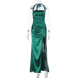 Grünes Satin-Maxikleid mit Neckholder und hohem Beinschlitz für elegante Abendmode