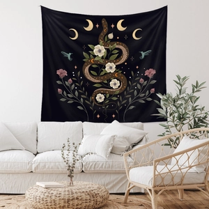 Detaillierter Wandteppich mit Mondphasen, Schlangen und Blumen über modernem Sofa
