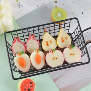 Realistische Mini-PVC-Fruchtscheiben-Anhänger mit Apfel, Wassermelone und Kiwi im Drahtkorb