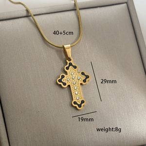 Vue macro du collier croix dorée avec cristaux affichant les dimensions 29x19mm