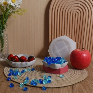 Dettaglio dello stampo in silicone a fiore a cinque petali con vassoio in gesso e pietre