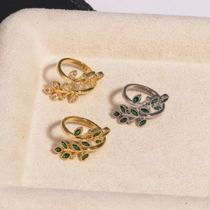 Bague vintage branche et feuille vert émeraude en or et argent avec des zircons