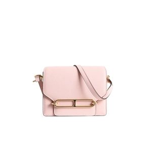 Borsa a tracolla minimalista in pelle rosa con fibbia dorata e trama martellata
