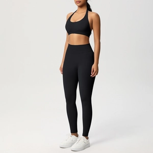 Dettaglio del set yoga a coste nere con reggiseno sportivo a fascia e leggings a vita alta