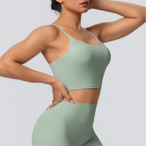 Détail d'un ensemble de yoga vert sauge avec brassière et legging taille haute