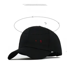 Dettaglio del ricamo 3D rosso Boyz N The Hood su un cappello di cotone nero