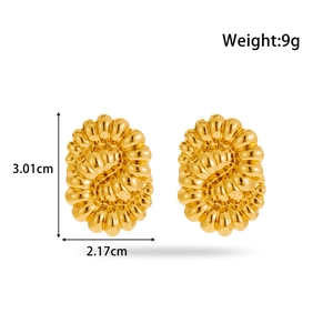 Vintage gold ribbed oval earrings with size dimensions 3.01cm height and 2.17cm width