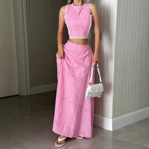 Ensemble deux pièces en dentelle rose avec haut sans manches et jupe longue taille haute