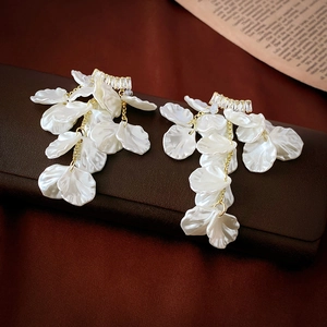 Boucles d'oreilles dorées avec pétales de fleurs en résine blanche et pompons zircon