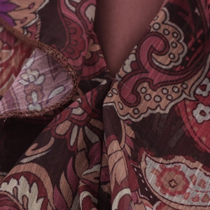 Maxikleid im Boho-Stil mit Paisley-Print, Volant-Details und rotbraunem Vintage-Stoffmuster