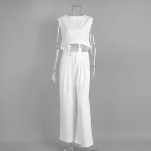 Detail von weißem ärmellosem Crop-Top und High-Waist-Hose mit weitem Bein im Set