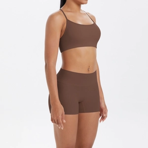 Détail d'un ensemble de yoga marron avec brassière à fines bretelles et short taille haute
