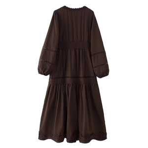 Detailansicht des Spitzen-V-Ausschnitts und Webstoffs am dunkelbraunen Boho-Maxikleid