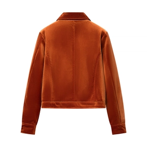 Chaqueta corta de terciopelo para mujer en color caramelo vista desde atrás