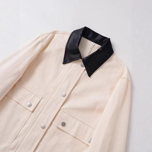 Veste utilitaire beige tendance avec col contrasté noir et grandes poches cargo