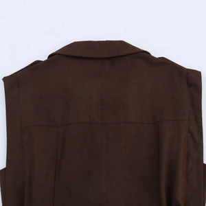 Détail du col arrière et des coutures d'une robe chemise sans manches de couleur marron