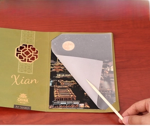 Détail de l'art à gratter de Xi'an de nuit avec papier de protection et stylet en bois