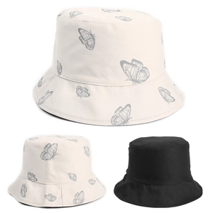 Détail d'un chapeau bob réversible avec imprimé papillon gris et couleur noire unie