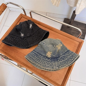 Chapeau bob en denim vintage avec bords effilochés et déchirures en noir et bleu