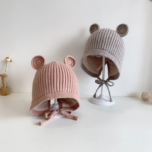 Gestrickte Baby-Wintermütze mit süßen Ohren und Bindebändern in Pink und Grau