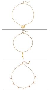 Vue détaillée de trois colliers dorés avec pendentifs coquillages et perles en zircon rose