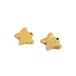 Detailansicht der Vorder- und Rückseite eines goldenen Schmetterlingsanhängers für Schmuck