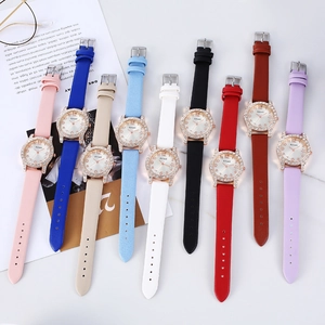 Dettaglio degli orologi al quarzo Amadi con cinturini in ecopelle colorata e lunetta strass