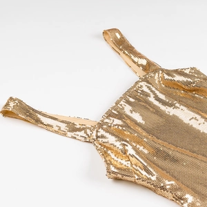 Nahaufnahme glitzernder Goldsequenzen an Halsausschnitt und Träger des Abendkleids