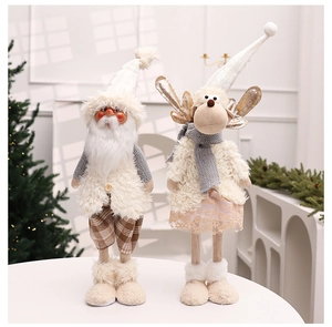 Dettaglio di gnomo natalizio e renna in peluche con cappelli in maglia e stile nordico