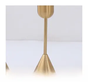 Detailaufnahme eines matt gebürsteten goldenen Kerzenhalters aus Metall mit Finish