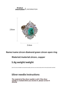 Dettaglio macro dell'anello in rame con zircone verde rettangolare e pietre marquise