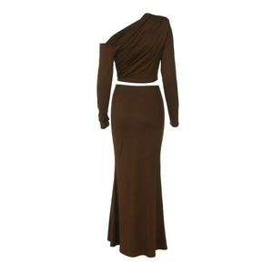 Dettaglio del set in maglia marrone cioccolato con top scollato e gonna lunga