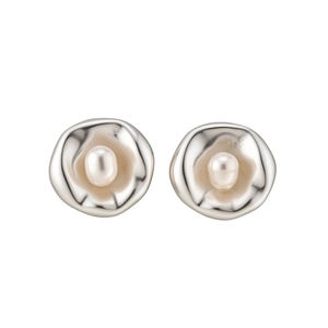Elegantes pendientes plateados irregulares con una perla blanca ovalada central brillante.