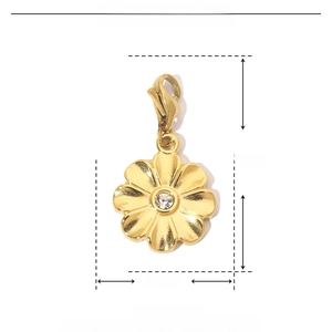 Detaillierte Größenangaben für goldene Blumenanhänger mit Maßen und Materialien