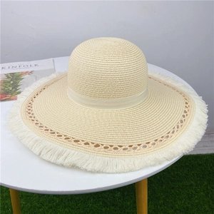 Cappello di paglia estivo a tesa larga con frange boho e nastro per protezione solare
