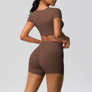 Detail eines dunkelbraunen Yoga-Sets aus Stretchstoff mit Fokus auf Passform am Rücken