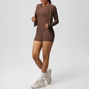 Ensemble de yoga 3 pièces marron chocolat avec veste zippée et short à taille haute