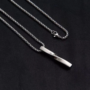 Minimalistische silberne Spiralhalskette für Herren mit stilvollem gedrehtem Stab