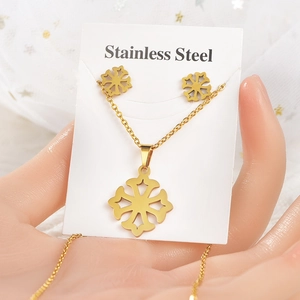 Parure en acier inoxydable doré avec collier et boucles d'oreilles trèfle à quatre feuilles