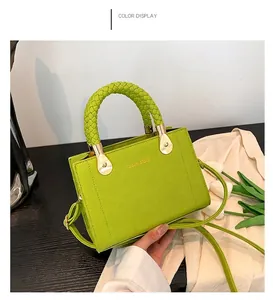Détail du sac en cuir PU vert à motif litchi avec poignée tressée et logo doré