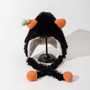 Détail du chapeau en peluche noire avec décor de carotte et doublure en laine d'agneau