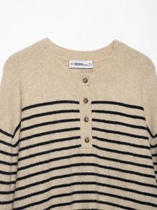 Détails du col Henley sur pull en maille rayé avec boutons et texture beige doux