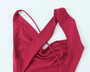Dettaglio dello scollo all'americana bordeaux con taglio drappeggiato su abito fluido