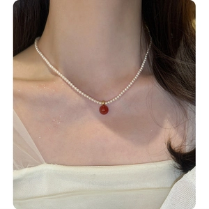 Collier en perles vintage français avec pendentif en agate rouge au style minimaliste