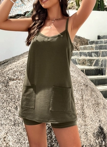 Dettaglio del completo estivo verde militare con top a tasche e pantaloncini